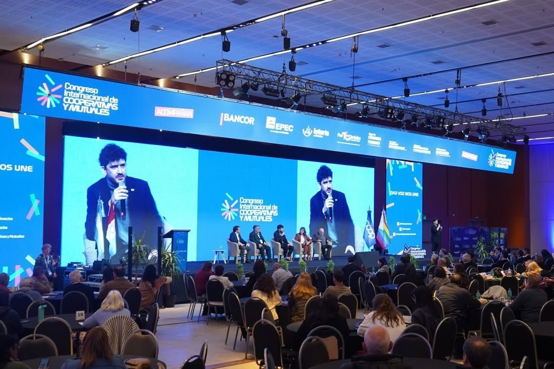 Manuel Leiva en las pantallas del Congreso Internacional de Cooperativas y Mutuales